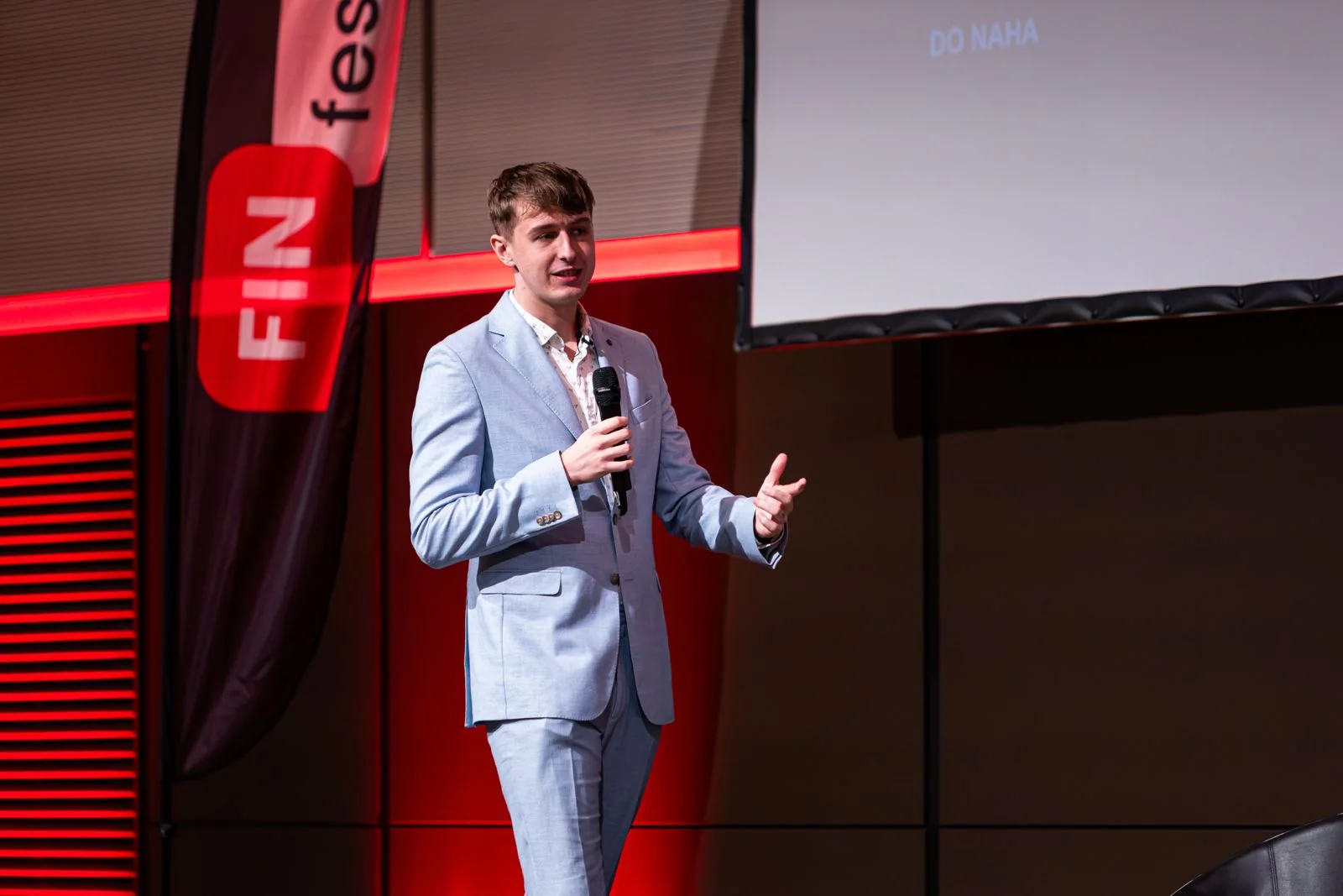 Dominik Třetina přednáší na FINfestu